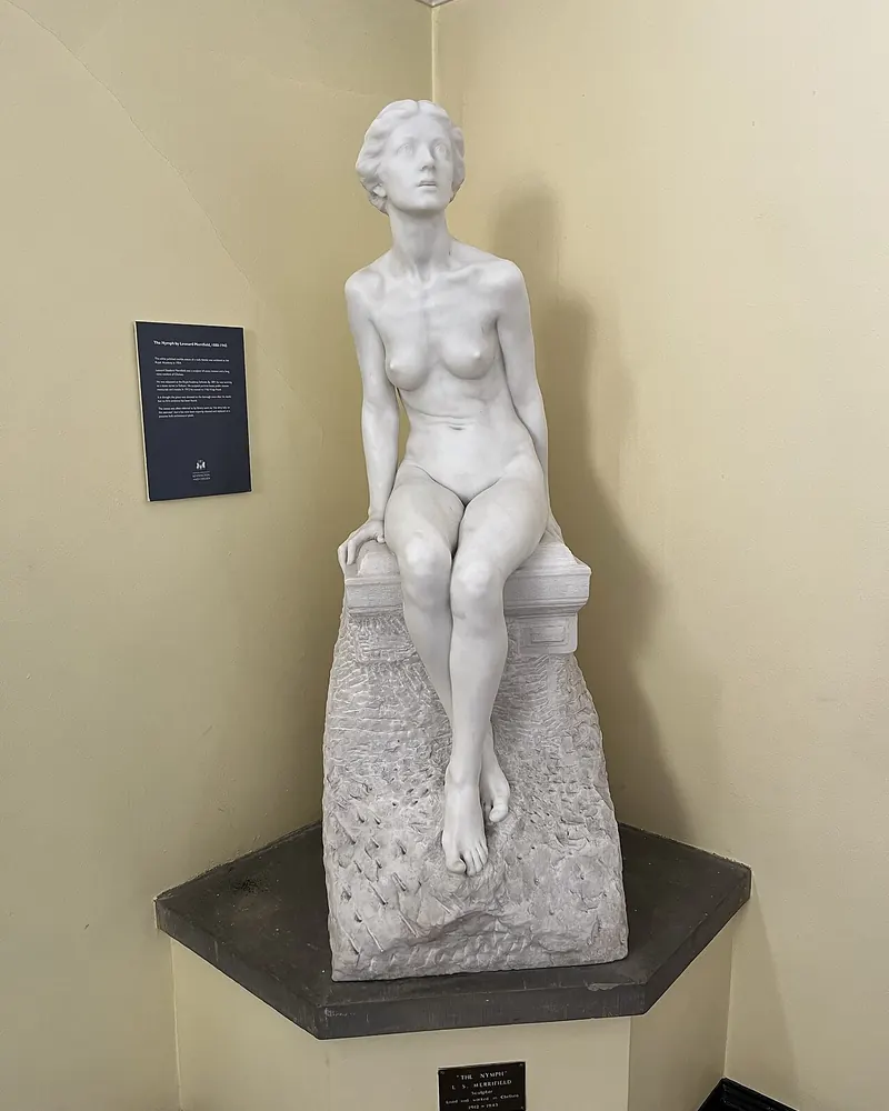 Sculpteur travaillant la matière