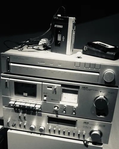 Matériel de musique ancien photographié en noir et blanc